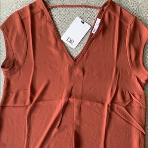 NWT DR2 V-Neck Woven Blouse in Red Wood color
